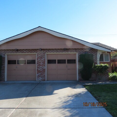 Frente - 2132 Town and Country Ln