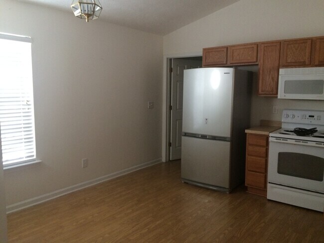 Foto del edificio - 3 Bed / 2 Bath Single Family Home for Rent...