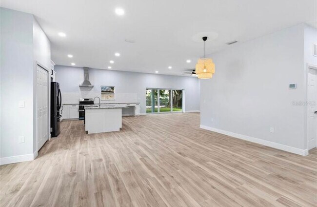 Techos altos, plano de planta abierto - 3305 W Grace St