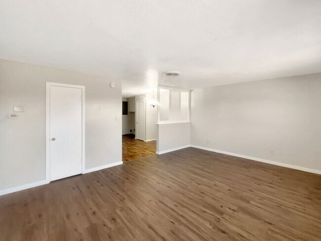 Building Photo - 519-521 East Sunset Circle
