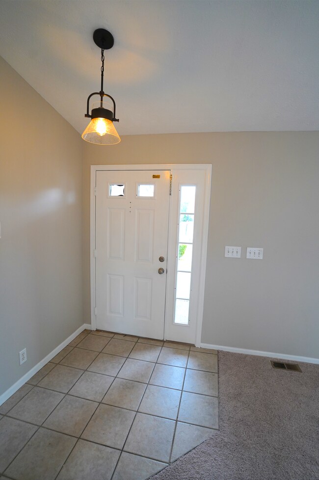 Building Photo - 3900 Orchard Lake Dr