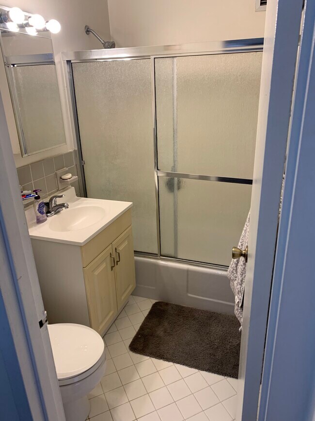 Ceramic Bathoom - 1111 Arlington Blvd
