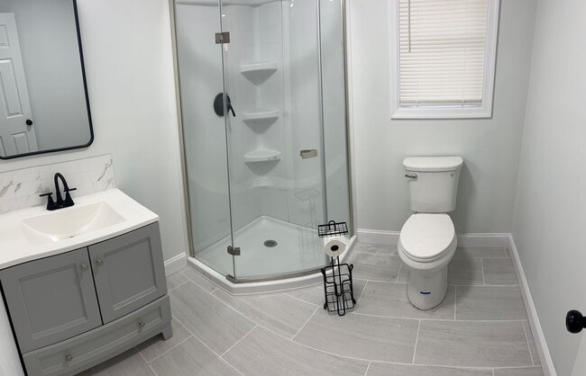 Building Photo - Beautiful remodeled large 6 bed 2 bath ran...