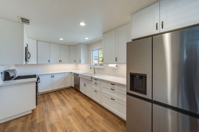 Foto del edificio - Updated 3-Bedroom Home! Modern Kitchen, Co...
