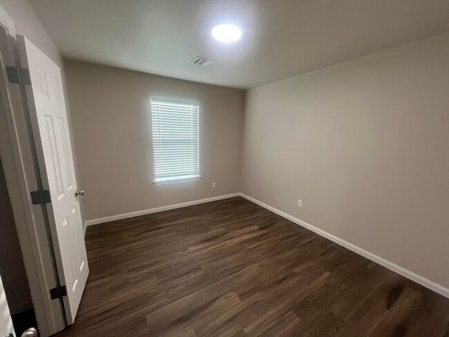 Foto del edificio - Stunning 3-Bedroom Home for Rent in Yukon,...
