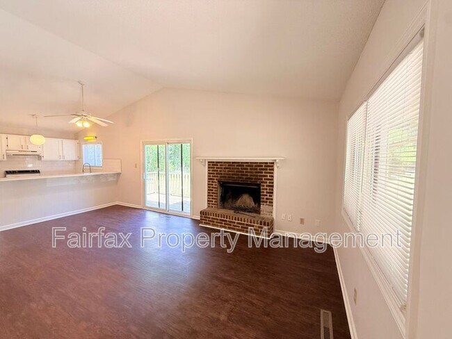 Foto del edificio - 475 Cedar Lake Rd