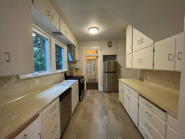 Foto del edificio - Elegant 4BR 2.5Bath Home with Fenced Yard ...