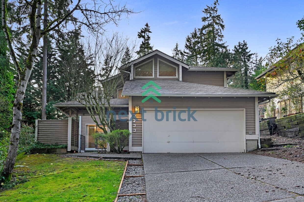 Lake Sammamish View Home with Spacious Decks in Prime Bellevue Location - Lake Sammamish View Home with Spacious Decks in Prime Bellevue Location