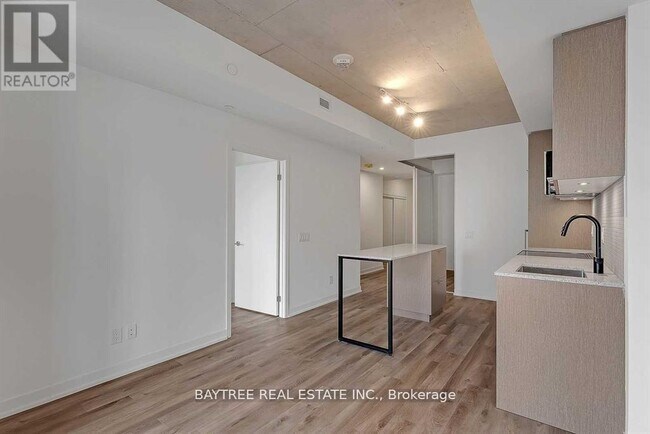 Photo du bâtiment - 1808 St Clair Ave W