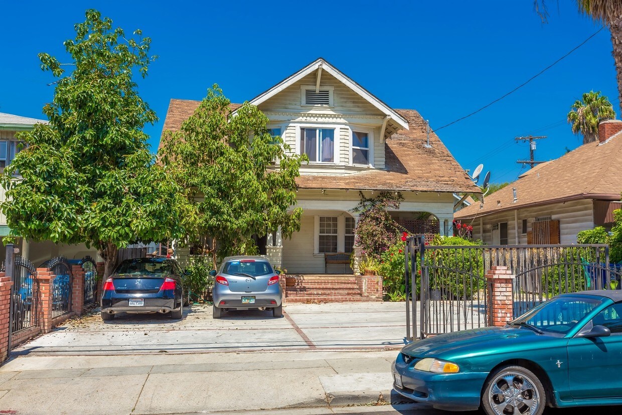 Primary Photo - 1351 N Las Palmas Ave