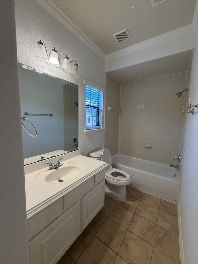 Building Photo - 11602 Royal Oaks Crossing