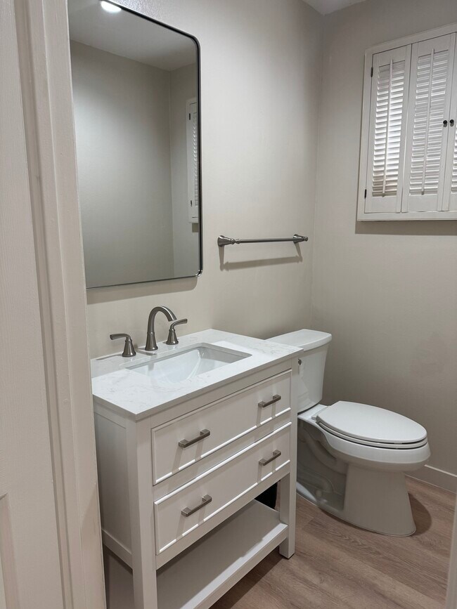 First floor bathroom - 18850 Hatteras St