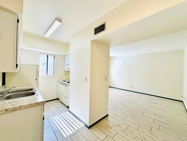 Foto del edificio - Spacious 1 Bedroom in Gated Community, Off...