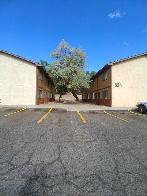 Building Photo - 824 Vine Ave