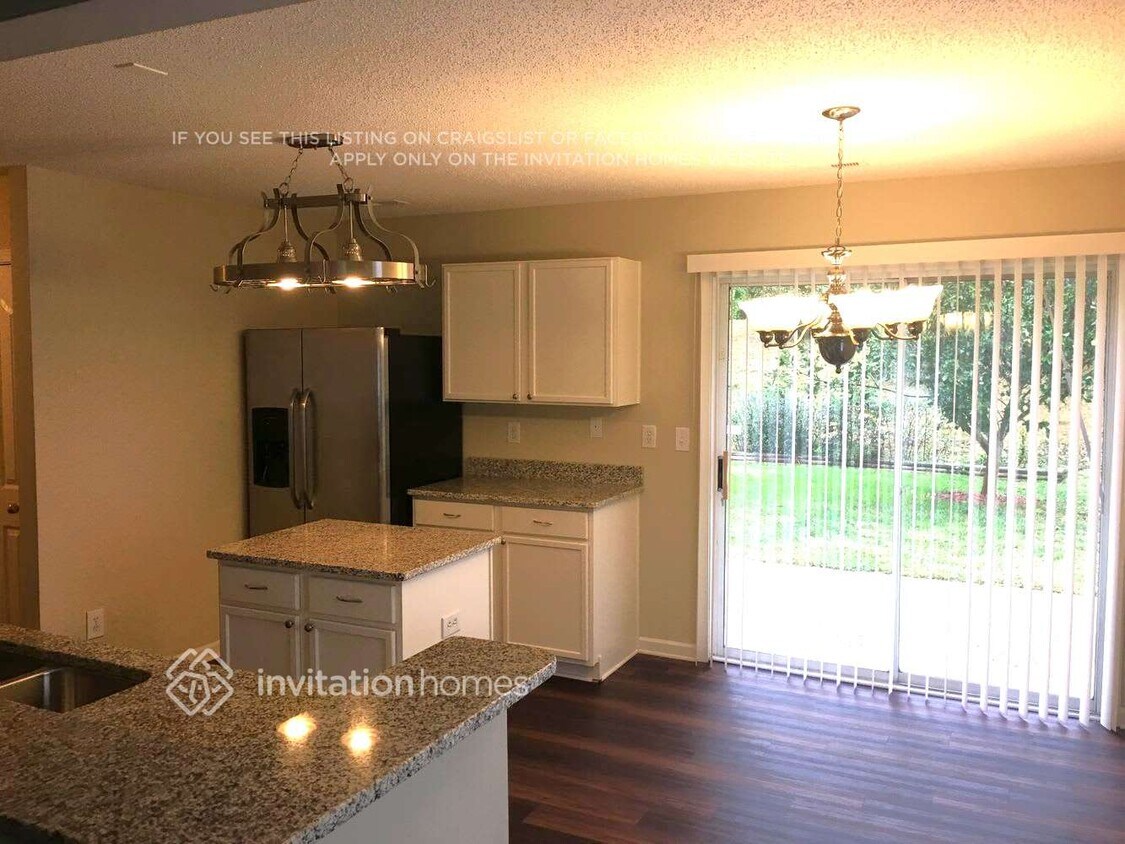 Foto del edificio - 8142 Chatham Oaks Dr