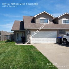 Building Photo - 4420 SE Oakview Ct