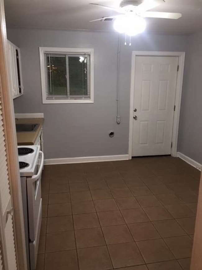 Building Photo - Cozy 2 Bedroom / 1 Bath Duplex