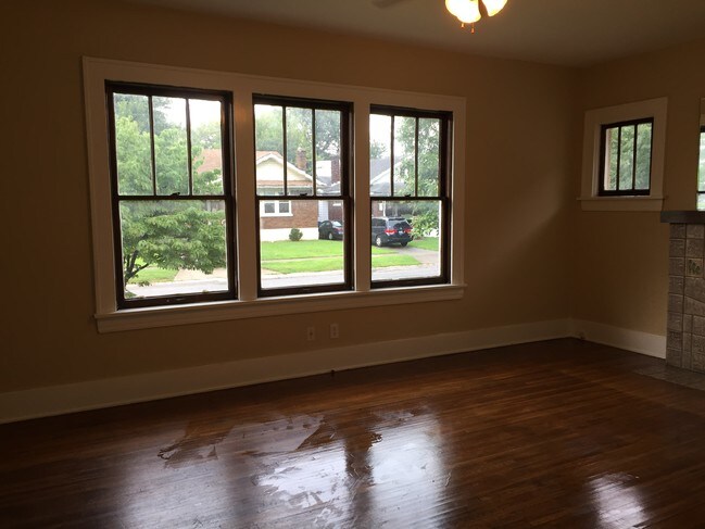 4. Sala de estar - Vista lateral - 1736 Harold Ave