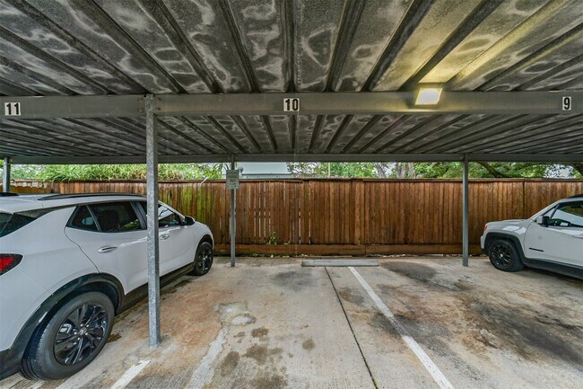 Foto del edificio - 5917 Fairdale Ln