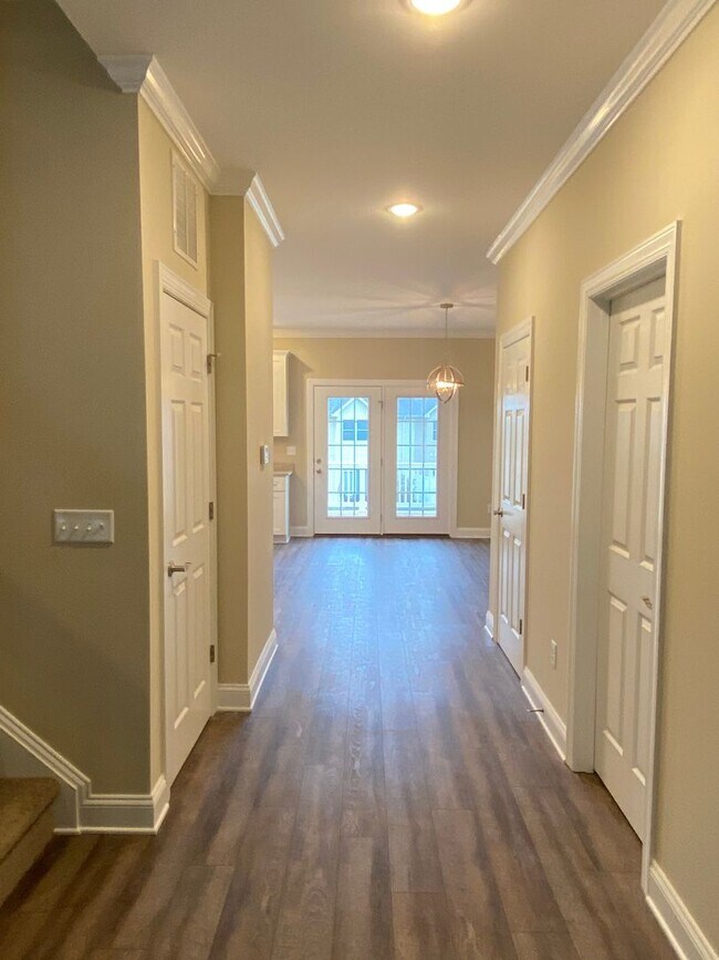Building Photo - Upscale Luxury Towhouse