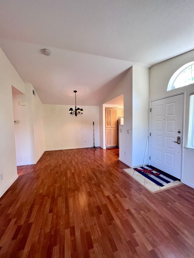 Building Photo - Spacious sun filled 2 bedroom with Washer/...