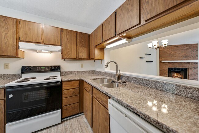 Foto del edificio - AVAILABLE NOW! Spacious end unit townhome ...