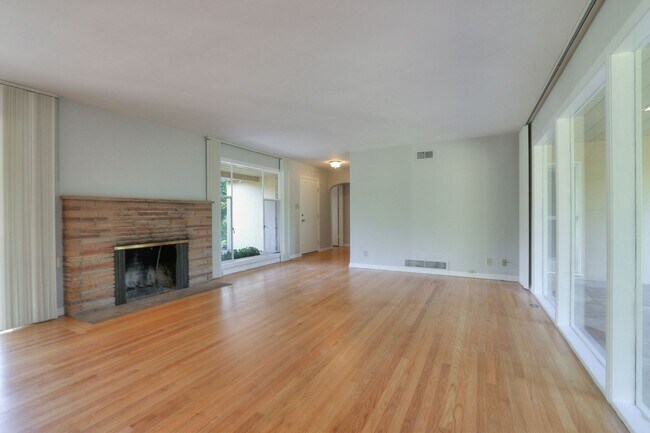 Foto del edificio - Home For Rent in Beautiful Saratoga!