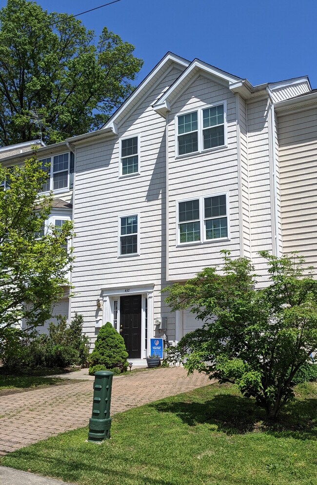 Foto del edificio - 437 Paxson Ave