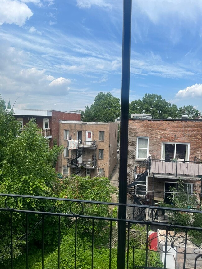 Building Photo - 599 Av. Bourbonnière