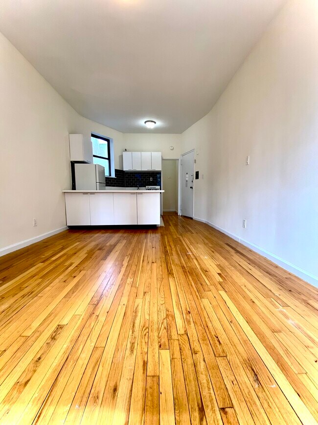 Building Photo - 490 E 74th St