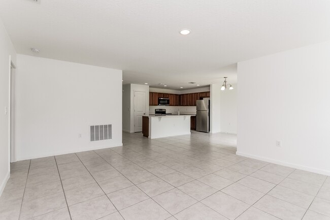 Building Photo - 1327 Lucerne Loop Rd NE