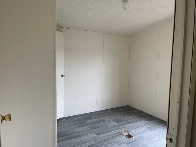 Building Photo - 3973 Woodside Dr