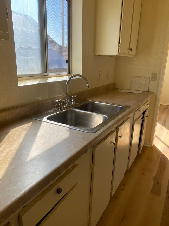 Kitchen - 3050 National Ave