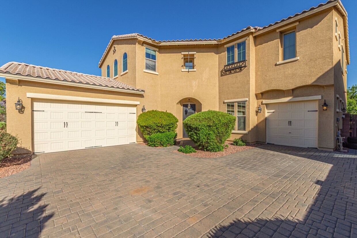 Foto principal - LUXURIOUS Executive Style home in the high...