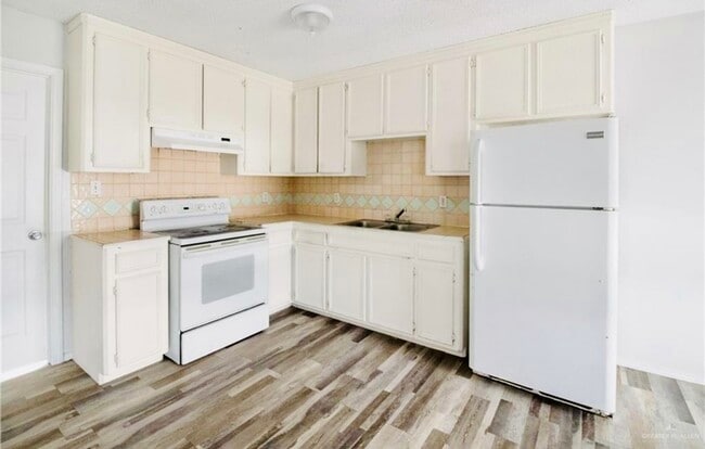 Building Photo - 608 N Bentsen Palm Dr
