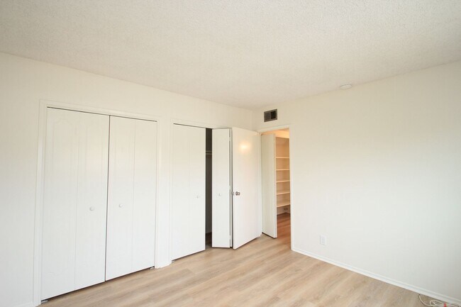 Foto del edificio - Welcome to this beautifully refreshed 4-bedroom, 2-bath two-story home located in desirable North...