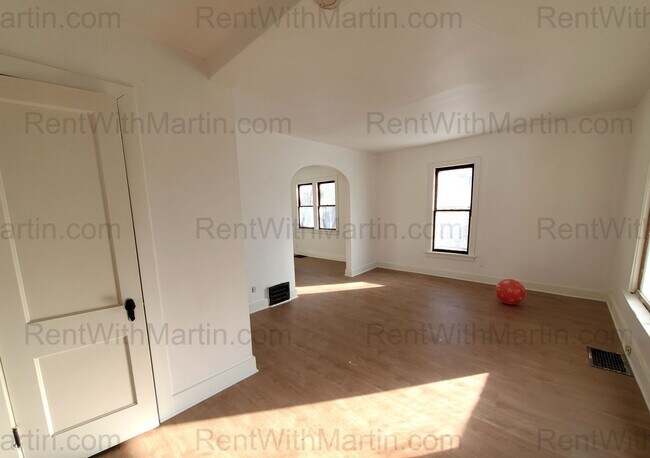 Foto del edificio - 824 Logan Ave