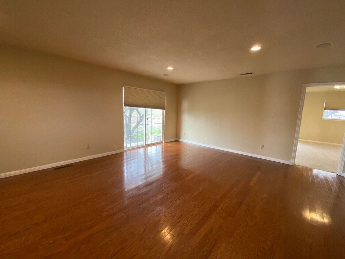 Primary Photo - REDUCED!!! Beautiful (Secluded) 3 bedrooom...