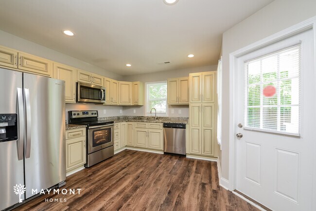 Building Photo - Stunning 3 Bedroom