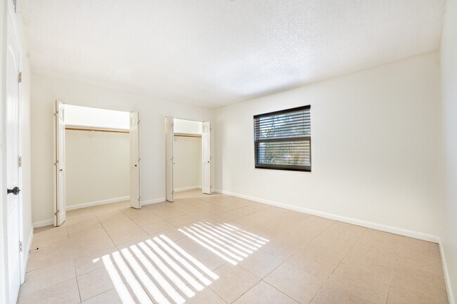 Building Photo - 2319 Tamarind Dr