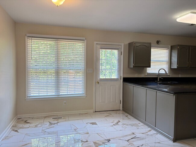 Building Photo - 3 Bedroom, 2 Bathroom House in Winston-Salem!