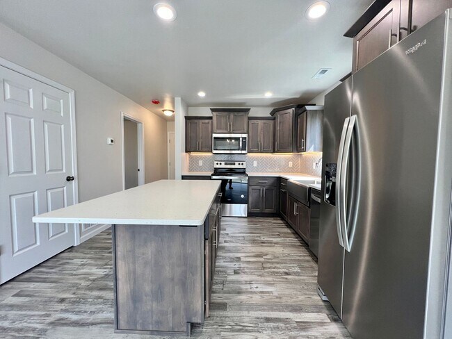 Foto del edificio - 4 Bed | 2 Bath | 2 Stall Garage | Single Family Home