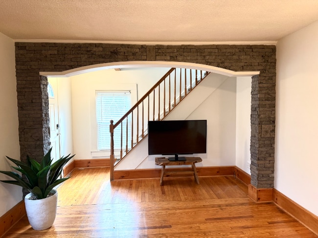 Building Photo - 11 Meadow St