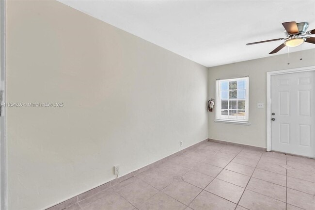 Building Photo - 930 N 16th Ave