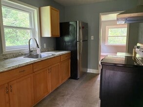 Building Photo - 733 Putnam Dr