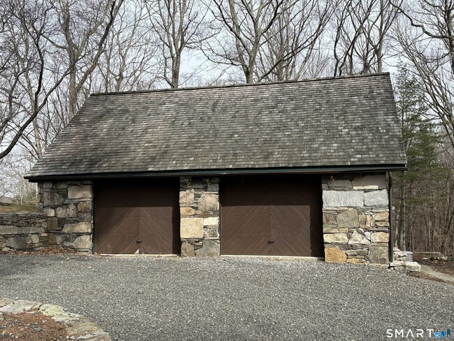 Building Photo - 40 Looking Glass Hill Rd