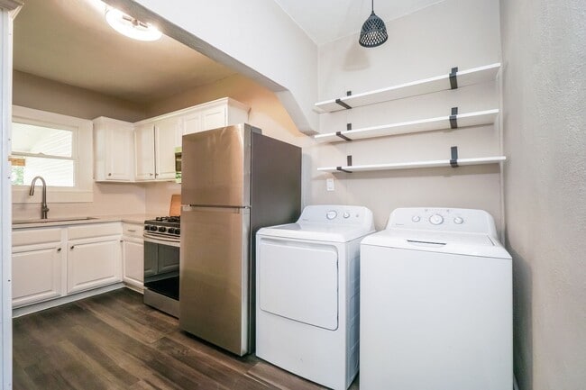Building Photo - Charmer Close to Downtown!