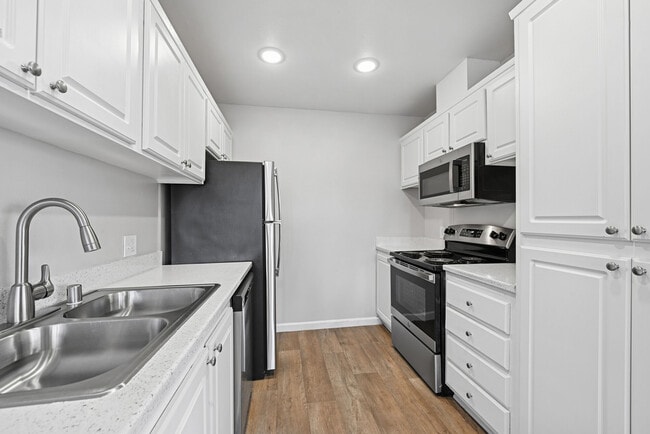 Building Photo - South Coast Racquet Club