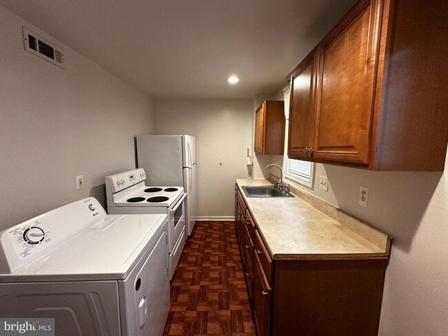 Building Photo - 1527 W 36th St