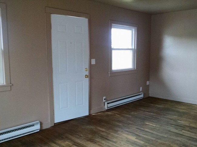 Building Photo - 1 Bedroom Duplex - Forsyth